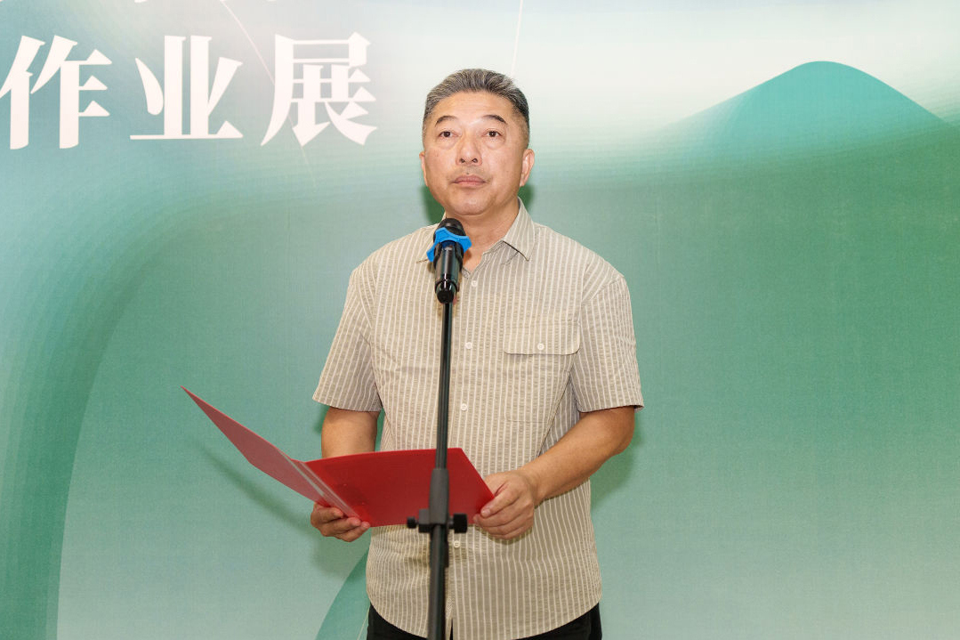 william威廉中文官网党委副书记、校长,漓江画派促进会会长 韦俊平 宣布展览开幕