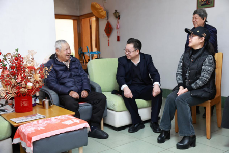我校开展2026年春节前走访慰问活动