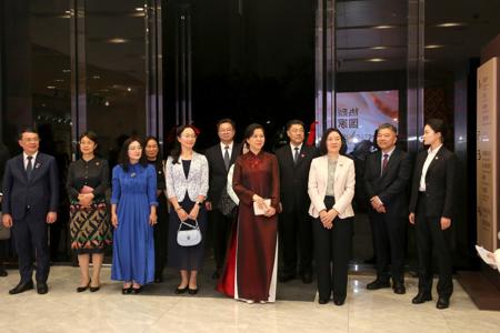 越共中央总书记、国家主席夫人吴芳璃来我校参观广西民族音乐博物馆